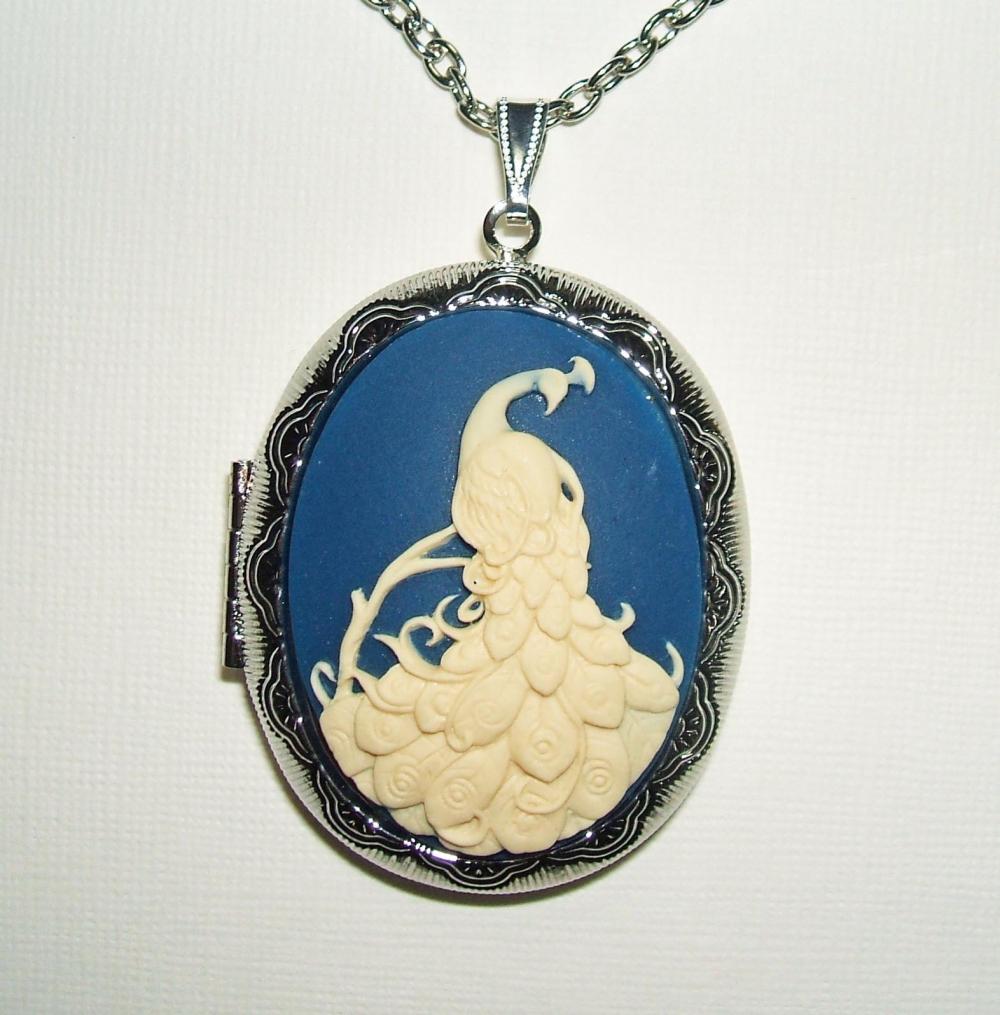 PEACOCK CAMEO Necklace Locket Pendant Beautiful Bird Cascading Tail Feathers